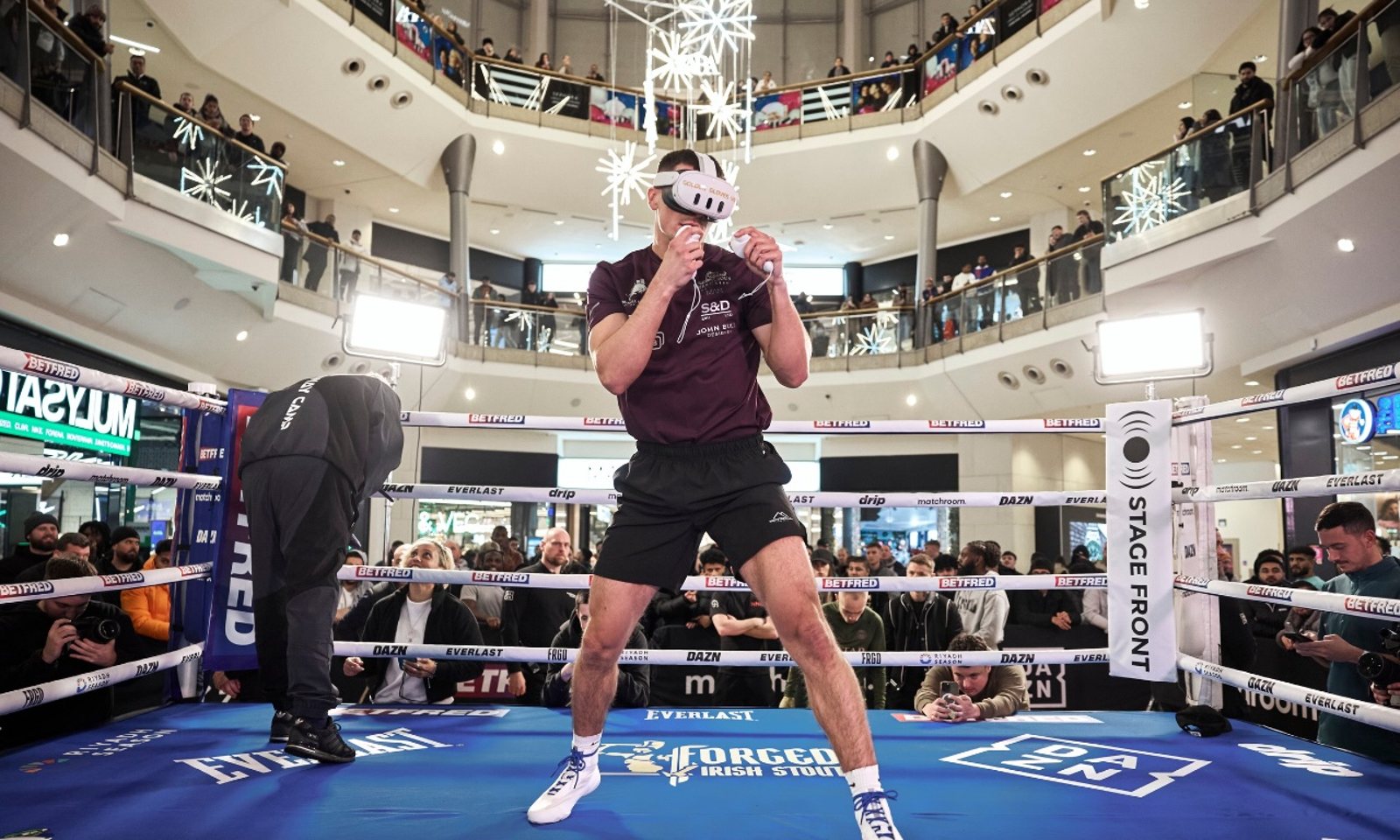 Boxer training in a Golden Gloves VR headset